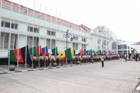 La commémoration du 67e anniversaire de la Conférence afro-asiatique, 110 drapeaux sont levés