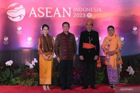 Le président indonésien Joko Widodo et la première dame Iriana Joko Widodo posent pour une photo de groupe avec le Premier ministre cambodgien Hun Manet et Mme Pich Chanmony avant le dîner de gala du 43e Sommet de l&#039;ASEAN à Forest City, complexe GBK, Senayan, Jakarta, mercredi (6/9/2023). ANTARA FOTO/Centre de presse Sommet de l&#039;ANASE 2023/Aditya Pradana Putra/hp.