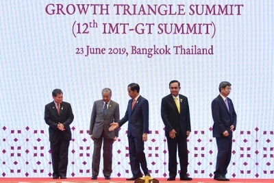  Joko Widodo (au centre) avec le secrétaire général de l&#039;ASEAN Lim Jock Hoi (à gauche), le Premier ministre malais, Mahathir Mohamad (deuxième à gauche), le Premier ministre thaïlandais Prayut Chan O-cha (deuxième à droite) et le président de la Banque asiatique de développement Takehiko Nakao lors du 12ème Sommet du triangle de croissance Indonésie-Malaisie-Thaïlande (Sommet IMT-GT) en marge du 34ème Sommet de l&#039;ASEAN à Bangkok, en Thaïlande, dimanche (23.06.2019)