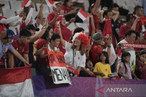 Les supporters apportent leur soutien lors du match de football entre l&#039;Indonésie et le Myanmar lors des demi-finales de football des Jeux Paralympiques de l&#039;ASEAN CP 2023 au stade national olympique de Phnom Penh, Cambodge, mercredi (06/07/2023). ANTARA PHOTOS/Zabur Karuru/tom/am.