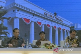 Le ministre des Affaires étrangères Retno Marsudi (au centre) a fourni des informations sur les efforts visant à évacuer les citoyens indonésiens de Gaza, lors d&#039;une conférence de presse à Jakarta mercredi (11/01/2023).  ANTARA/Yashinta Difa/pri.