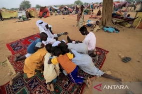 Des enfants réfugiés soudanais jouent avec leur téléphone portable dans un refuge d&#039;urgence près de la frontière entre le Soudan et le Tchad, à Koufroun, au Tchad (05/11/2023). Selon l&#039;Organisation mondiale de la santé (OMS), environ 600 personnes sont mortes et plus de cinq mille personnes ont été blessées à la suite du conflit armé entre l&#039;armée soudanaise et la milice RSF. ANTARA PHOTOS/REUTERS/Zohra Bensemra/tom.