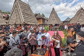 Le ministre du tourisme et de l&#039;économie créative  promeut le  complexe de maisons traditionnelles Uma Lengge à Bima