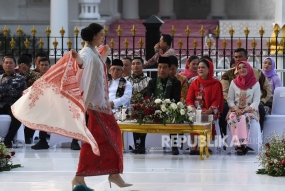 Le président Joko Widodo (au centre) accompagné de la Première Dame Iriana Joko Widodo (deuxième à droite).Photo : ANTARA PHOTO/Sigid Kurniawan 