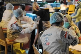 Les États-Unis envoient des vaccins supplémentaires pour augmenter la couverture des vaccinations contre la COVID en Indonésie