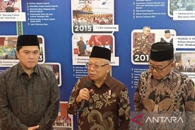 Le président général de la Communauté économique de la charia et ministre des entreprises d&#039;État, Erick Thohir (à gauche), a accompagné le vice-président Ma&#039;ruf Amin dans une déclaration aux journalistes à Jakarta, dimanche (10/01/2023). ANTARA/Indra Arief Pribadi