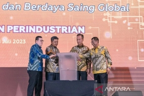 Le ministre de l&#039;Industrie (Menperin) Agus Gumiwang Kartasasmita (deuxième à droite) ouvrant la réunion nationale de coordination des ressources humaines industrielles, à Surabaya, Java oriental, mercredi (26/7/2023). ANTARA/HO-Ministère de l&#039;Industrie/aa.