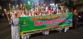 Le défilé de la torche dans la ville de Madiun, Java de l&#039;est