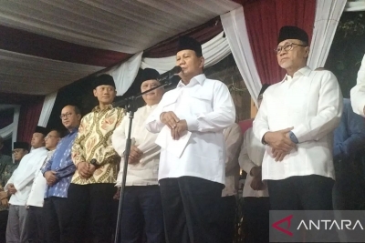 Le candidat indonésien à la présidentielle Prabowo Subianto prononce un discours de victoire devant sa maison dans le quartier de Jalan Kartanegara, Kebayoran Baru, sud de Jakarta, mercredi (20/3/2024) (ANTARA/Walda Marison)