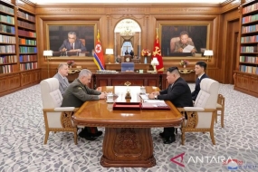 Photo d&#039;archives - Le dirigeant nord-coréen Kim Jong Un (deuxième à droite) s&#039;entretient avec le ministre russe de la Défense Sergei Shoigu (deuxième à gauche) lors d&#039;une réunion à Pyongyang, en Corée du Nord, sur cette photo diffusée par l&#039;Agence centrale de presse nord-coréenne. ANTARA PHOTO/KCNA via REUTERS/aww/aa.