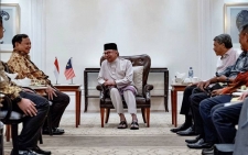 Le Premier ministre malaisien Anwar Ibrahim (au centre) s&#039;entretient avec le ministre indonésien de la Défense Prabowo Subianto (deuxième à gauche) en marge de l&#039;exposition maritime et aérospatiale internationale de Langkawi 2023 (LIMA) à Kedah, Malaisie, mardi (23/5/2023). (Photo du compte Twitter @anwaribrahim (03:03, 24/5/2023)