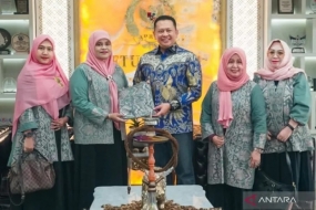 Le président du député indonésien Bambang Soesatyo lors de la visite de l&#039;Association des femmes DPP des érudits musulmans indonésiens à Jakarta, jeudi (07/08/2023).  (ANTARA/HO-PR RI MPR)