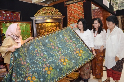 Les petites et moyennes entreprises participent à l&#039;exposition du Batik à Eiffel