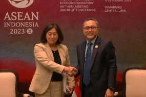Le ministre indonésien du Commerce Zulkifli Hasan (à droite) rencontre la représentante du Bureau du commerce américain Katherine Tai avant la réunion de consultation des ministres de l&#039;économie de l&#039;ASEAN (AEM) et des représentants du commerce américain (USTR) à Semarang, Java central, lundi (21/8/2023). (ANTARA/HO-US Embassy)