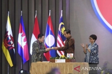 Le président Joko Widodo (au centre) accompagné de la ministre des Affaires étrangères Retno Marsudi (à droite) a remis des morceaux de tumpeng au secrétaire général de l&#039;ASEAN, Kao Kim Hourn, lors de la commémoration du 56e anniversaire de l&#039;ASEAN au bâtiment du secrétariat de l&#039;ASEAN, Jakarta, mardi (8/8/ 2023). Le 56e anniversaire de l&#039;Association des nations de l&#039;Asie du Sud-Est (ASEAN) porte le thème Epicentrum of Growth. ANTARA PHOTOS/Hafidz Mubarak A/aww.