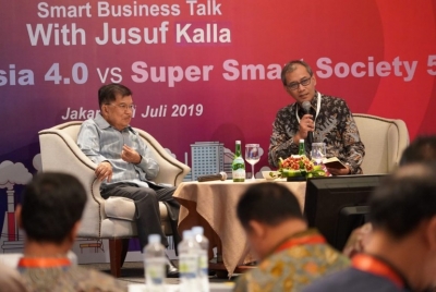 Le vice-président Jusuf Kalla, lorsqu’il était le discours principal de Smart Business Talk Making Indonesia 4.0 contre Super Smart Society 5.0 à l’Aryaduta Hotel Jakarta. Jeudi (11/07).
