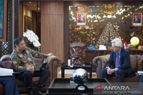 Le ministre coordinateur de l&#039;économie Airlangga Hartarto a rencontré l&#039;envoyé du Premier ministre britannique pour le commerce pour l&#039;Indonésie, les Philippines, la Malaisie et l&#039;ASEAN Richard Graham à Jakarta, mercredi (06/07/2023). (ANTARA/HO-KemenkoEkonomi/pri)