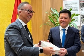 Ministre de l&#039;Industrie invite le Vietnam à collaborer au développement du secteur industriel