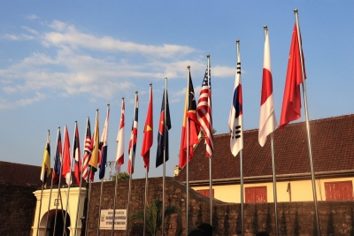 Les drapeaux des 10 pays membres de l&#039;ASEAN et des pays partenaires de l&#039;ASEAN flottent devant le Fort Rotterdam, à Makassar, dans le sud de Sulawesi, avant le dîner des délégués du Forum de haut niveau des ministres sociaux de l&#039;ASEAN, mardi (10/10/2023). KOMPAS/STEPHANUS ARANDITIO