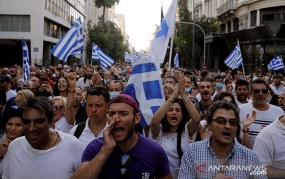 La police grecque utilise des gaz lacrymogènes pour disperser la foule anti-vaccination