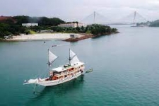 Sensation de naviguer sur un navire Phinisi dans les eaux des îles Riau