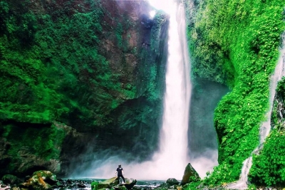 La cascade Langkuik Tinggi à Sumatera Ouest.