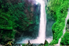 La cascade Langkuik Tinggi à Sumatera Ouest.