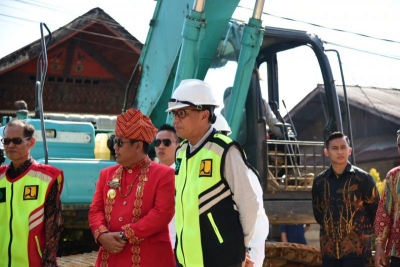 Le gouverneur de Sulawesi du Sud, HM Nurdin Abdullah, lors de la cérémonie de lancement du projet d&#039;élargissement de la route dans la régence de Toraja-Nord, jeudi (8/22).