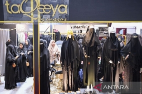 Illustration - Les visiteurs observent la vente de vêtements musulmans lors de la foire Halal 2023 à Istora Senayan, Jakarta, vendredi (4/8/2023). ANTARA PHOTOS/M Risyal Hidayat/nym/pri.