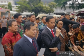Le président indonésien Jokowi a fait une déclaration à la presse après un briefing lors d&#039;une réunion des dirigeants du ministère de la Défense, de TNI et de Polri dans le champ de Bhinneka Tunggal Ika au ministère de la Défense de Jakarta, jeudi (23-1-2020)