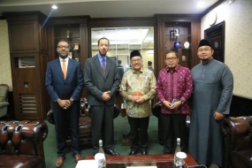 Le vice-ministre de la religion Zainut Tauhid Sa&#039;adi (au centre) lors de la réception d&#039;une visite de l&#039;ambassade de Libye en Indonésie, Zakarya MM El Maghrabi, à Jakarta, mercredi (31/5/2023).  (PHOTO ENTRE/HO-Ministère de la religion)