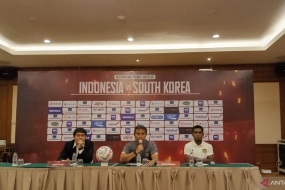 L&#039;entraîneur de l&#039;équipe nationale U-17, Bima Sakti (au centre), répond aux questions des journalistes lors d&#039;une conférence de presse avant le match d&#039;essai contre la Corée du Sud, à l&#039;hôtel Sultan, Jakarta, mardi (29/8/2023). (ANTARA/RAUF ADIPATI)