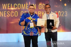 Le gouverneur par intérim du sud-ouest de la Papouasie Muhammad Musa&#039;ad (à gauche) et le régent de Raja Ampat Abdul Faris Umlati (à droite) montrent le certificat de récompense de l&#039;UNESCO. ANTARA/HO-Kominfo Papua Province/am.