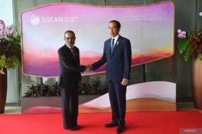 Le président Joko Widodo (à droite) serre la main du Premier ministre du Timor Leste, Taur Matan Ruak (à gauche) lors d&#039;une réunion bilatérale en marge du 42 Sommet de l&#039;ASEAN à l&#039;hôtel Meruorah, Labuan Bajo, NTT, mardi (05/09/2023).  PISCINE/ENTRE PHOTOS/Akbar Nugroho Gumay/rwa.  (ENTRE PHOTOS/AKBAR NUGROHO GUMAY)