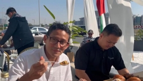 Ministre du Tourisme et de l&#039;Économie créative, Sandiaga Uno, visite le restaurant indonésien Haryanto à Nad Al Sheba, Dubaï. (Kemenparekraf RI.VOI.RRI.DRY)