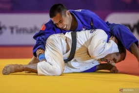 Archives de photos - L&#039;athlète de judo aveugle indonésien Junaidi (ci-dessus) tente d&#039;enfermer son adversaire l&#039;athlète thaïlandais aveugle Vitoon Kongsuk (ci-dessous) dans un match individuel de judo masculin aveugle des -60Kg J1 ASEAN Para Games 2022 au Tirtonadi Convention Hall, Solo, Central Java , mardi (2/ 8/2022). ANTARA PHOTOS/Muhammad Adimaja/YU.