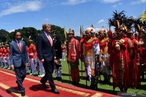 Le président Joko Widodo (à gauche) et le roi néerlandais Willem Alexander examinent les troupes d&#039;honneur lors d&#039;une visite d&#039;État au palais de Bogor, Java occidental, mardi (10/3/2020)