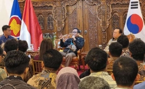 Le ministre coordonnateur des Affaires politiques, juridiques et de sécurité, Mahfud MD (au centre), accompagné de l&#039;ambassadeur indonésien à Séoul Gandung Sulustio (à droite), a tenu un dialogue avec la communauté indonésienne en Corée du Sud, à la Maison Duta de Séoul, mercredi (30/8/ 2023) (Photo : Ambassade d’Indonésie à Séoul)