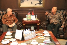 L&#039;ambassadeur des États-Unis en Indonésie, Joseph R Donovan Jr. a visité le mairie de Medan jeudi (6/20/2019)