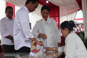 Le président Jokowi et la première dame ont voté au bureau de vote 008