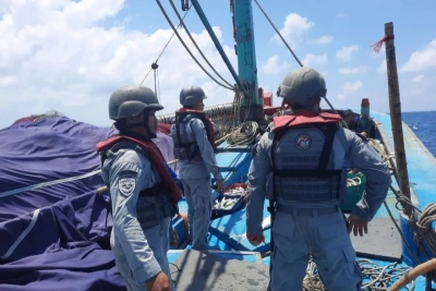 Des membres du personnel de Bakamla ont arrêté un navire de pêche étranger battant pavillon vietnamien (KIA) en train de pêcher illégalement dans les eaux territoriales et la juridiction indonésiennes dans le nord de la mer Natuna, dans les îles Riau (Kepri), vendredi 08/11/2023. ANTARA/HO-Humas Bakamla RI