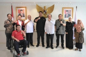 Le ministre de la Jeunesse et des Sports de la République d&#039;Indonésie (Menpora RI) Dito Ariotedjo (cinq à droite) a reçu la visite du membre du Conseil consultatif présidentiel Dato Sri Tahir (quatre à droite) et du personnel spécial de Menpora Ardima Rama Putra (deuxième à gauche) à la chambre Graha Pemuda, 10e étage, Senayan Jakarta Center, mercredi (10/5/2023).  ANTARA/HO-kemenpora.go.id