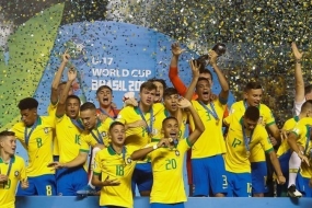 Les joueurs de l&#039;équipe nationale U17 du Brésil célèbrent leur victoire à domicile à la Coupe du monde U17 2019 après avoir battu le Mexique 2-1 au stade Bezerrao, à Gama, le 17 novembre 2019. Le champion en titre, le Brésil, reviendra pour participer à la Coupe du monde U17 2023 en Indonésie. (Photo par MIGUEL SCHINCARIOL/AFP) (AFP/MIGUEL SCHINCARIOL)