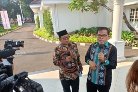 L&#039;ambassadeur indonésien en République populaire de Chine (RPC) Djauhari Oratmangun et le porte-parole du vice-président Masduki Baidlowi donnent une déclaration aux journalistes au Palais vice-présidentiel, Jakarta, mercredi (23/8/2023). ANTARA/Rangga Pandu Asmara Jingga