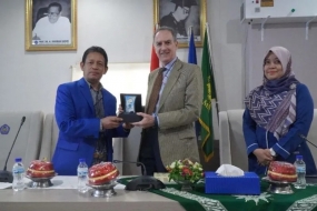 L&#039;ambassadeur d&#039;Italie en Indonésie, Benedetto Latteri, a reçu des souvenirs d&#039;Unismuh lors de sa visite à Makassar, mardi (6/6/2023). ANTARA/HO-Unismuh