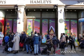 Un certain nombre de personnes font la queue pour entrer dans un magasin Hamleys pendant la tradition d&#039;achat des ventes du lendemain de Noël et des remises complètes à la fin de l&#039;année à Londres, en Angleterre, (26/12/2022). ANTARA PHOTOS/REUTERS/Maja Smiejkowska/aww.