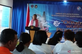 Le directeur général des transports maritimes du ministère des Transports Arif Toha prononce un discours lors d&#039;une campagne de sécurité maritime au port de Padangbai, Karangasem Regency, Bali, dimanche (25/6/2023).  ANTARA/ Bénardy Ferdiansyah.