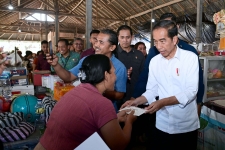 Le Président Joko Widodo visite le marché de Bulan, Gianyar Regency, Bali, mardi (31/10/2023). (Photo : Bureau de presse du Secrétariat présidentiel)