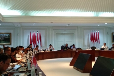 Präsident Joko Widodo leitet ein begrenztes Treffen mit einer Haushaltssitzung und dem Deckenindikatorjahr 2020 im Büro des Präsidenten in Jakarta, Mo (22.4.) (Desca Lidya Natalia).