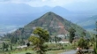 Der pyramidenförmige Berg Sadahurip in Westjava